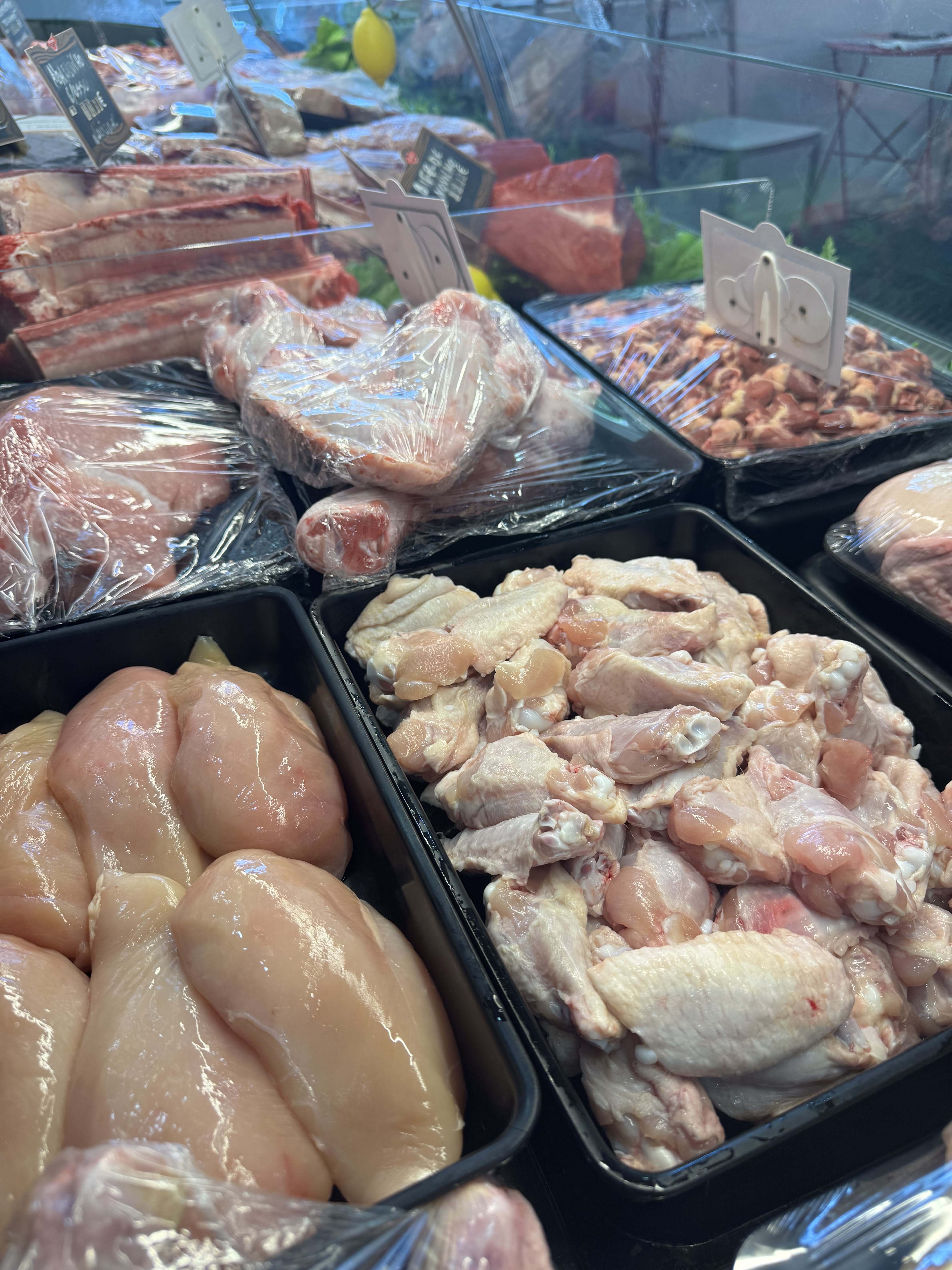 Frango fresco – peito e asas de frango no talho Carnes do Mundo
