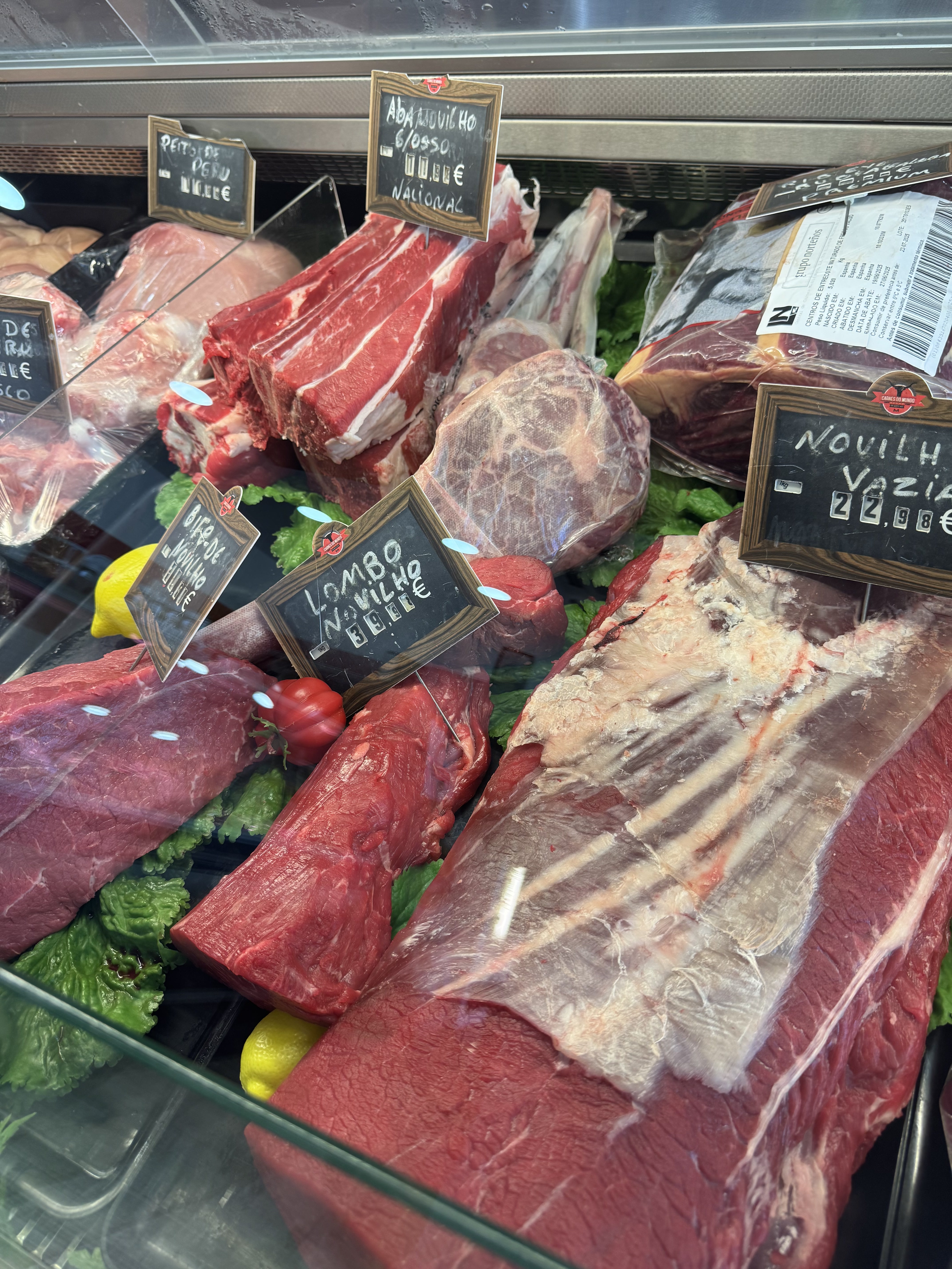 Cortes de novilho premium – lombo e bife no talho Carnes do Mundo