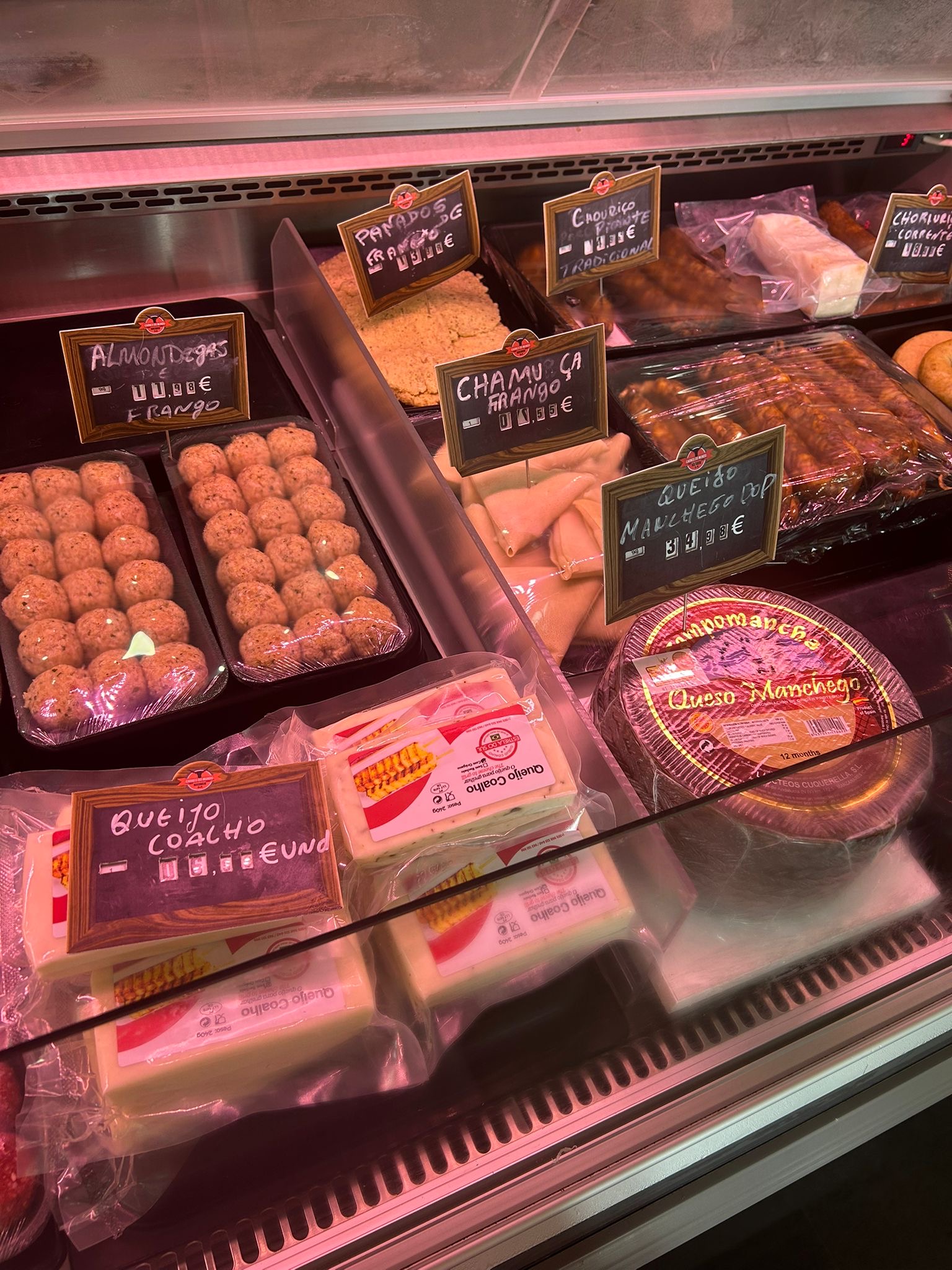 Almôndegas de frango, chamuças, chouriço e queijo manchego no talho Carnes do Mundo Portimão