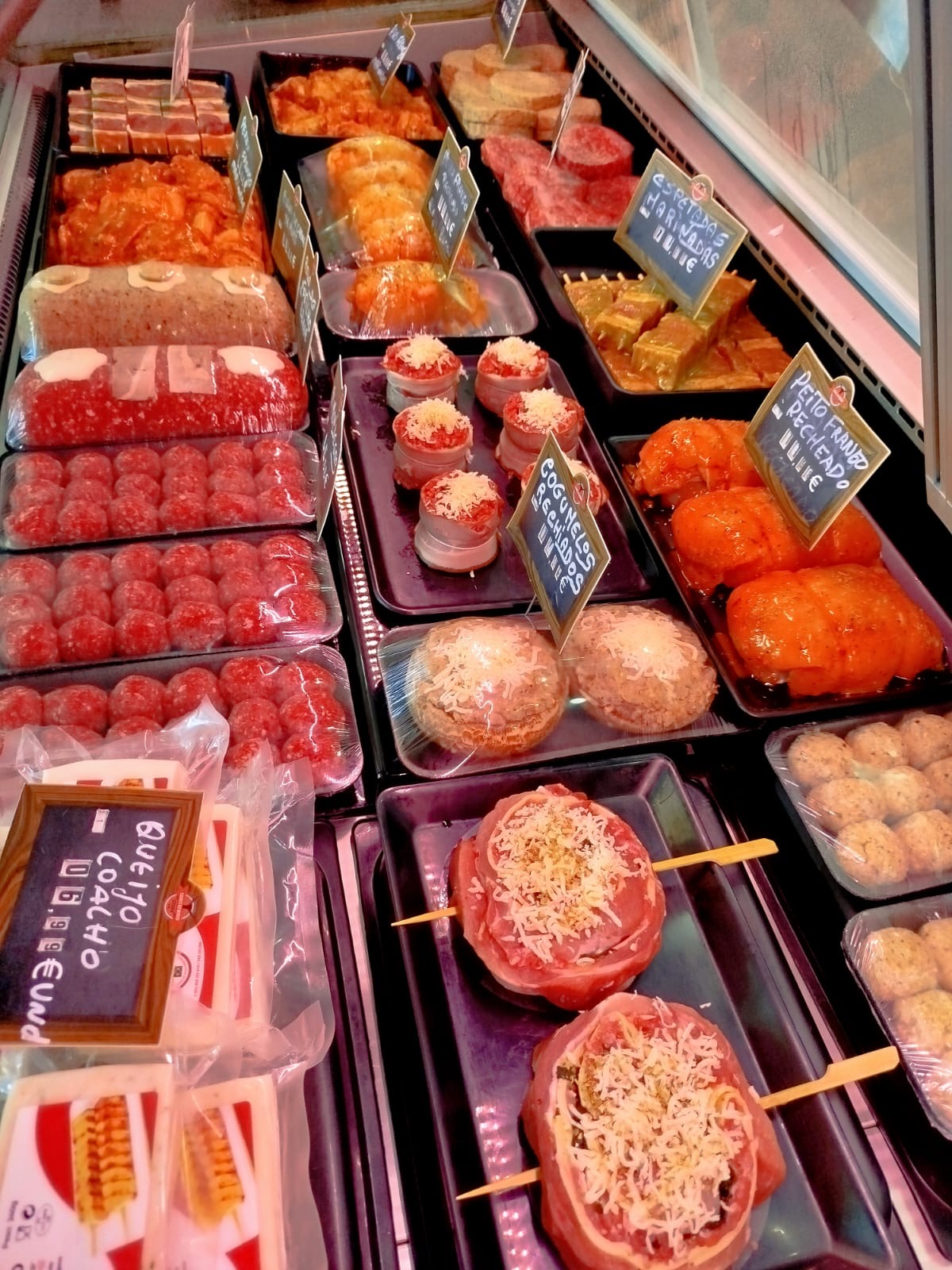 Produtos preparados artesanais – espetadas marinadas, hambúrgueres, almôndegas no talho Carnes do Mundo