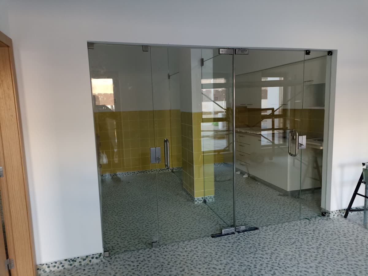 Vidros em espaço comercial moderno