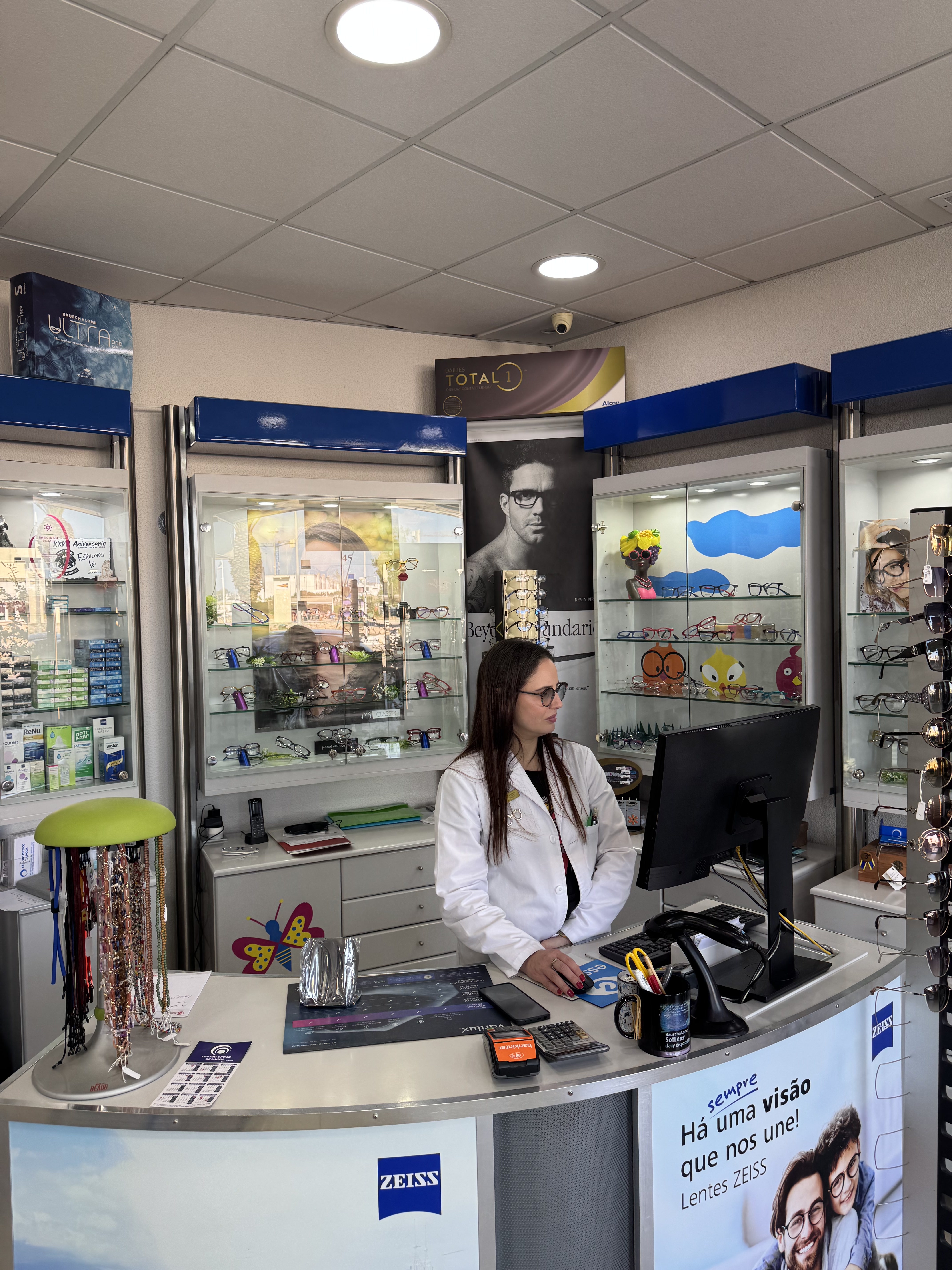 Especialista de visão do Centro Óptico De Lagos a atender cliente